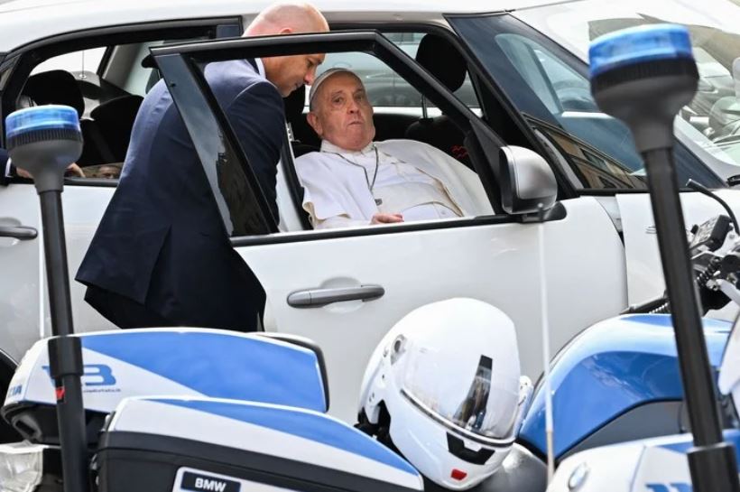 "Todavía estoy vivo", dijo sonriendo el Papa al abandonar este sáabdo el hospital Gemelli donde estuvo internado tres días por una bronquitis infecciosa. Foto: Alberto/AFP